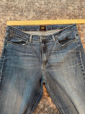 Lee women’s Washed Blue Straight Jeans